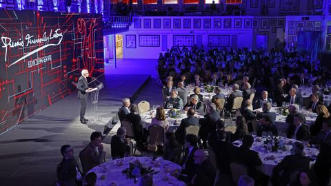 Lois Blanco, presidente de La Voz de Galicia, dirigiéndose a los asistentes en la ceremonia de entrega del Premio Fernández Latorre a Fernando González Laxe