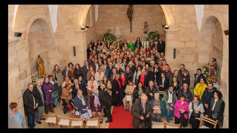 Asistentes a la misa en Laias, tras la cual se celebr una comida de homenaje al prroco Agustn Leiro por sus 64 aos de servicio.