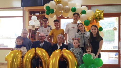 Jos� Garc�a�rodeado de sus bisnietos y su esposa