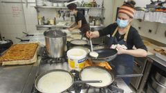 En la cocina, ayer por la ma�ana, apuraban la faena para atender los pedidos de freix�s