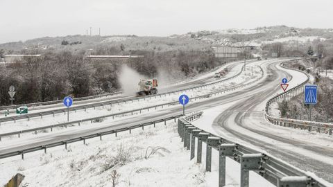Quitanieves en la autov�a A-53 en Xinzo de Limia.