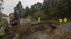 Imagen de la carretera AC-543, demolida para reparar el socav�n