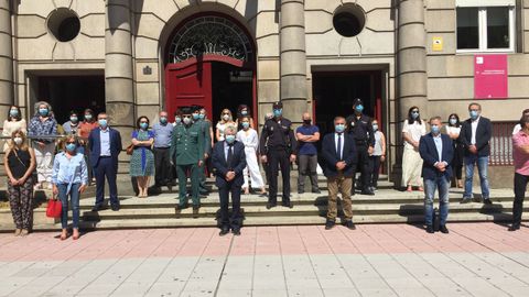 Concentraci�n y minuto de silencio en recuerdo de las v�ctimas del coronavirus ante la Subdelegaci�n del Gobierno en Ourense