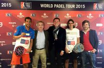 Roberto Bacariza -derecha-, el lunes con la pareja n� 1 del mundo en la presentaci�n del WPT 2015. 