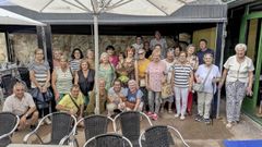 Ana Casal, no centro, rodeada de todas as persoas que non se quixeron perder a homenaxe pola s�a despedida