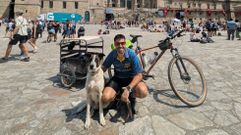 El catal�n Miquel Padr�s y Juantxo, el d�a 25, en su llegada al Obradoiro.