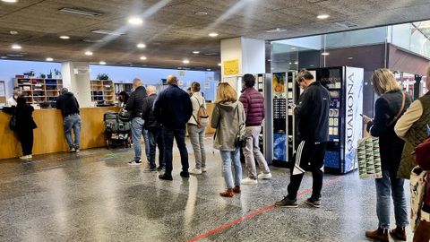 Colas en el centro de salud de Coia, este martes