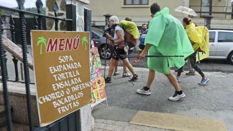 Peregrinos haciendo el camino de Santiago recalan en el caf bar Oasis en Barosa, Barro
