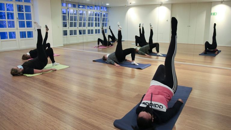 Sesión colectiva de pilates en una imagen de archivo