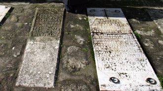 D�as l�pidas en galego no cemiterio de Nande, en Laxe: unha � de 1975, e outra, de 1978. Ambas, do pai e nai dun crego. casal