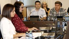 En una foto de archivo, de un pleno, la alcaldesa, Carmela L�pez, a la izquierda con camisa blanca, y el portavoz del PP, Manuel Rouco, a la derecha, con camisa de cuadros