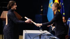 La jugadora de bádminton Carolina Marín recibe el Premio Princesa de Asturias de los Deportes de manos de la princesa Leonor, durante la ceremonia de entrega de los Premios Princesa de Asturias, este viernes en el Teatro Campoamor de Oviedo
