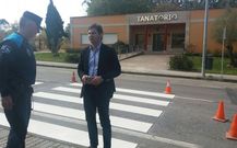 El alcalde, en la foto, solicit� a la Xunta el pintado del paso. 