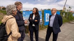 La delegada territorial de la Xunta de Galicia en Vigo, Ana Ortiz, visit� junto al director territorial de la Conseller�a de Vivenda e Planificaci�n de Infraestruturas, Jos� Manuel Gonz�lez, y los arquitectos Jes�s Irisarri e Guadalupe Pi�era, dos parcelas del pol�gono 2 de San Paio de Navia, en las que el Gobierno gallego acaba de licitar las obras para construir 41 nuevas viviendas de promoci�n p�blica.