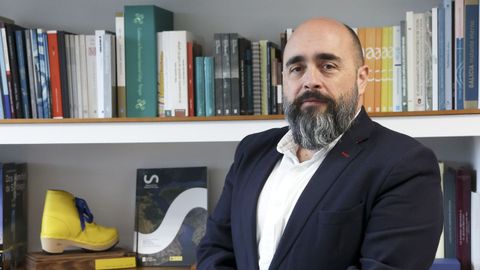 ngel Miramontes, director xeral de Patrimonio Cultural, no seudespacho en San Caetano.