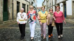 Hosteleras del barrio de San Marti�o homenajeadas. De izquierda a derecha: Avelina, del Forest; Victoria, del Girasol; Preciosa, del Hostal Moure; Carmen, del Restaurante Rey; y Dulce, del Abril Ares