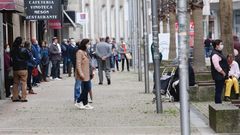 Una calle de Pontevedra, llena de gente, el pasado 5 de mayo
