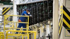 Un operario en la l�nea de producci�n del A350 en la planta de Airbus en El Puerto de Santa Maria (C�diz) el pasado mes de noviembre.