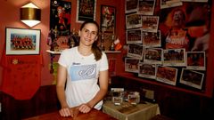 Jozi posa en el 'Rinc�n Laranxa' del Mes�n do Poeta de Burela