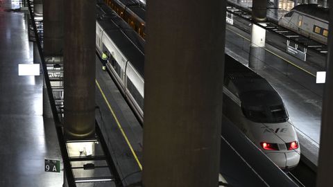 Trenes de alta velocidad detenidos en la estaci�n de Atocha de Madrid, en una imagen de archivo.