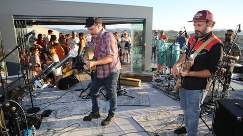 Eladio y los Seres Queridos durante un concierto