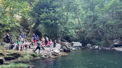 Una visita guiada a la cascada de O Pombar que form� parte del programa tur�stico Descubrir Quiroga del 2025