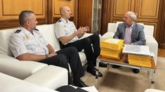 De izquierda a derecha, los polic�as Celso Dacal y Tom�s Garc�a, con el alcalde de Monforte, Jos� Tom� 