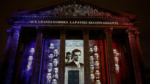 Fotografas de Missak y Melinee Manouchian, y de sus 23 compaeros de la resistencia proyectadas en el Panten iluminado con los colores de la bandera francesa.