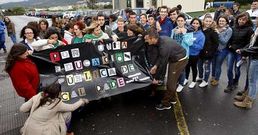 Profesores y alumnos se concentraron ayer en el instituto vimianc�s Terra de Soneira.