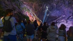 Espect�culo de iluminaci�n nocturna en la fervenza de O �zaro