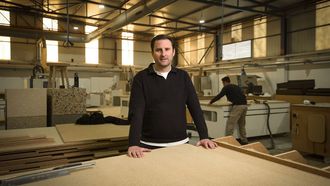 El empresario caldense David Camba en la f�brica donde hacen los paneles de cascarilla de arroz en�O Campi�o