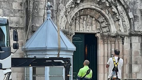 Trabajos para retirar la linterna de la Colegiata de A Coruña