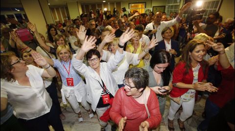 El PSOE de Vigo celebra el triunfo por mayora en las municipales.