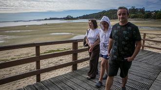 Enzo, un ni�o de Boiro con autismo severo, y sus padres.Enzo, un ni�o de Boiro con autismo severo, y sus padres