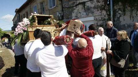 Los fieles suben la imagen de la virgen al paso de Semana Santa momentos después de que cayese al suelo tras engancharse con un cable eléctrico en la calle Falagueira