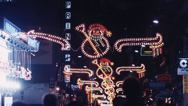 Imagen de la ornamentación lumínica en la calle del Príncipe en unas fiestas a medidos de los años 90.