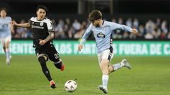 Sergio Carreira conduciendo el bal�n ante la presi�n de un jugador del PAOK