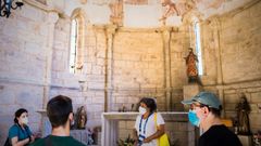 Una visita guiada a la iglesia rom�nica de Santo Estevo de Chouz�n, en Carballedo, en una imagen del pasado a�o