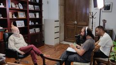 Iago Prada, en el centro, entrevista a Amancio Sotillo, de la asociaci�n ecologista Adega