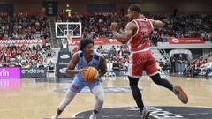 El jugador del Ro Breogn Bakary Dibba, frente a David de Julius, del Ucam Murcia