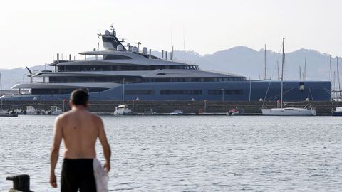 El pasado agosto, lleg a Davila el yate Aviva, de casi cien metros de eslora y propiedad del dueo del equipo de ftbol Tottenham Hotspur, Joe Lewis.
