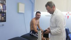 E.El doctor Cota exmin� a Aspas esta ma�ana en A Madroa.