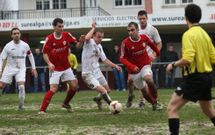 El estado del campo O Carral marc� el derbi Sof�n-Soneira que los equipos solventaron. 