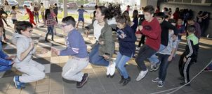 Los alumnos del centro educativo boirense disfrutaron de m�ltiples actividades, entre ellas saltar a la comba en el patio escolar. 