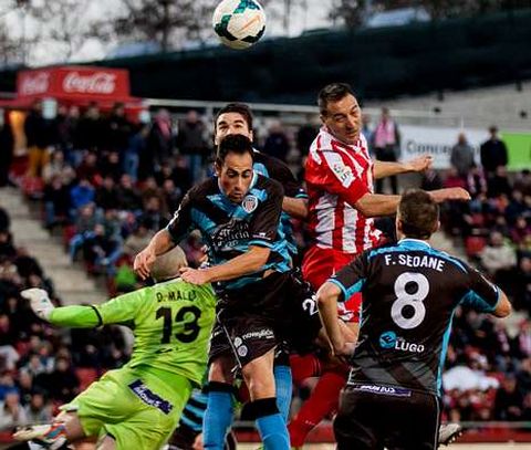 Pav�n, ante V�ctor Marco, tratando de evitar un cabezazo de Migue en el �rea del Lugo.