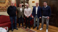 El alcalde recibió a representantes del mundo del piragüismo.