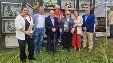 El consejero de Ordenacin de Territorio, Urbanismo, Vivienda y Derechos Ciudadanos, Ovidio Zapico (segundo por la izquierda) y la directora general de Memoria Democrtica, Begoa Collado (segunda por la derecha), junto a los familiares de las vctimas encontradas en Carcu