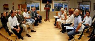 Los diecisiete ediles de la actual corporaci�n compartieron espacio con otros tantos familiares de los concejales depuestos. 