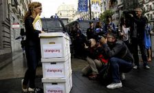 Elena Alfaro entreg� 265.000 firmas de apoyo a su iniciativa en el Ministerio de Educaci�n.