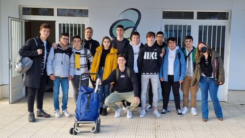 Los doce alumnos del IES Aquis Celenis de los dos equipos que compitieron en el concurso CanSat, con su profesora de Tecnologa, antes de partir a Castro de Rei 